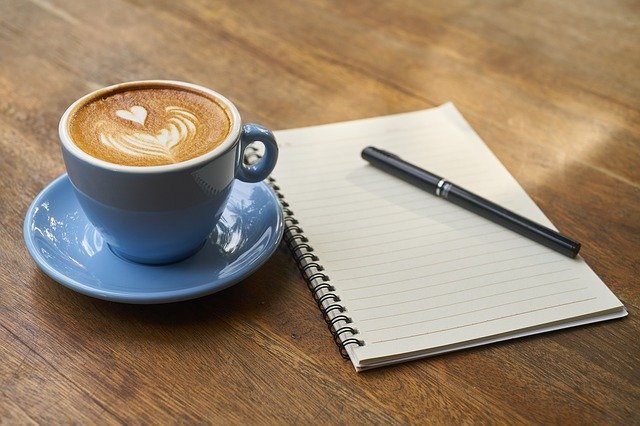 káva se zápisníkem